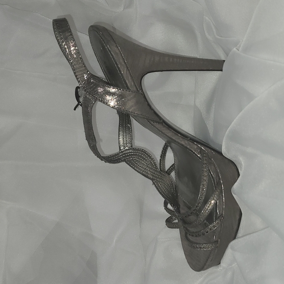 Adrianna Papell boutique silver shoes NWOT - Picture 4 of 4